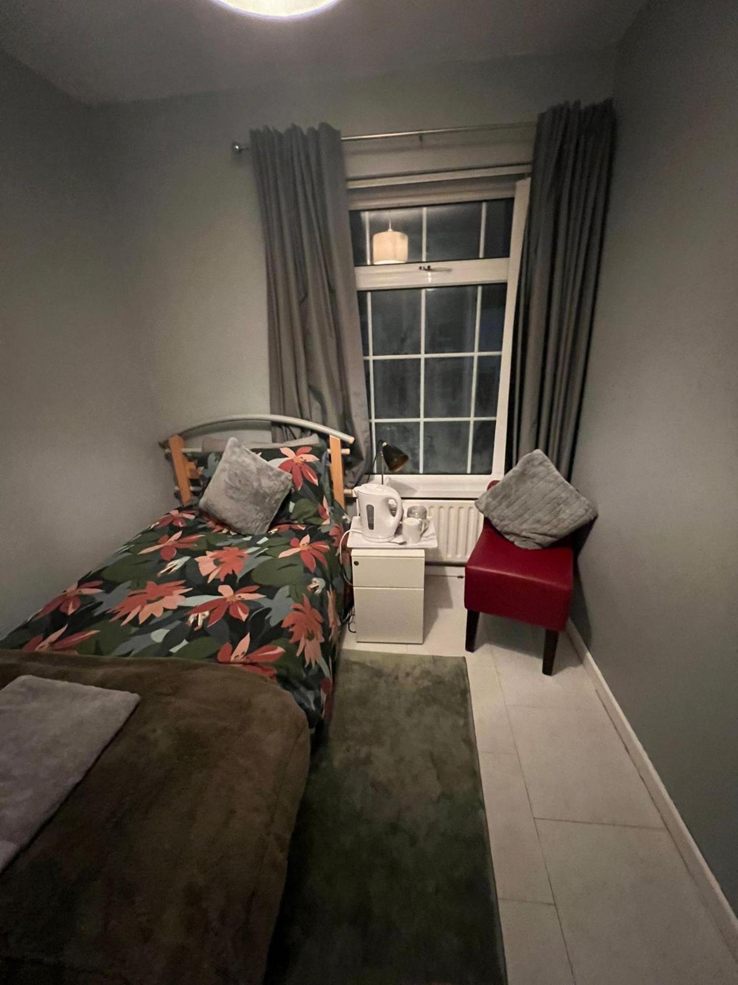 Habitación en casa particular House Near To Castlecourt Shopping *