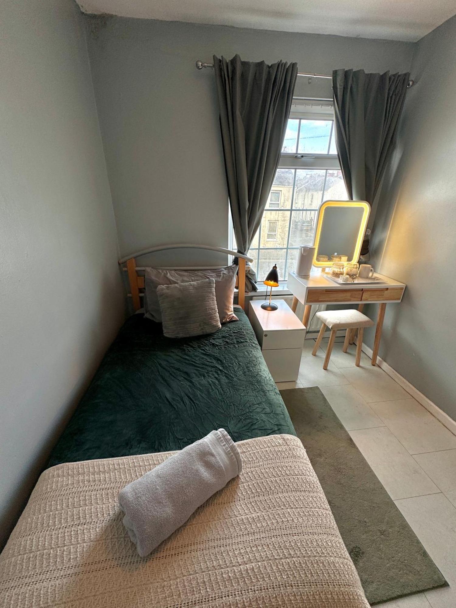 Habitación en casa particular House Near To Castlecourt Shopping *